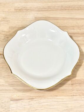NWT LENOX Ivory Candy Dish with Embossed Scalloped 24k Gold Trim. Vintage